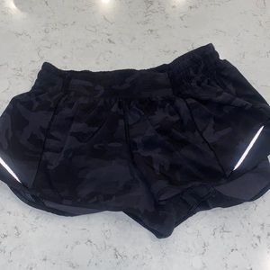 BLACK CAMO LULULEMON HOTTY HOT 2.5”